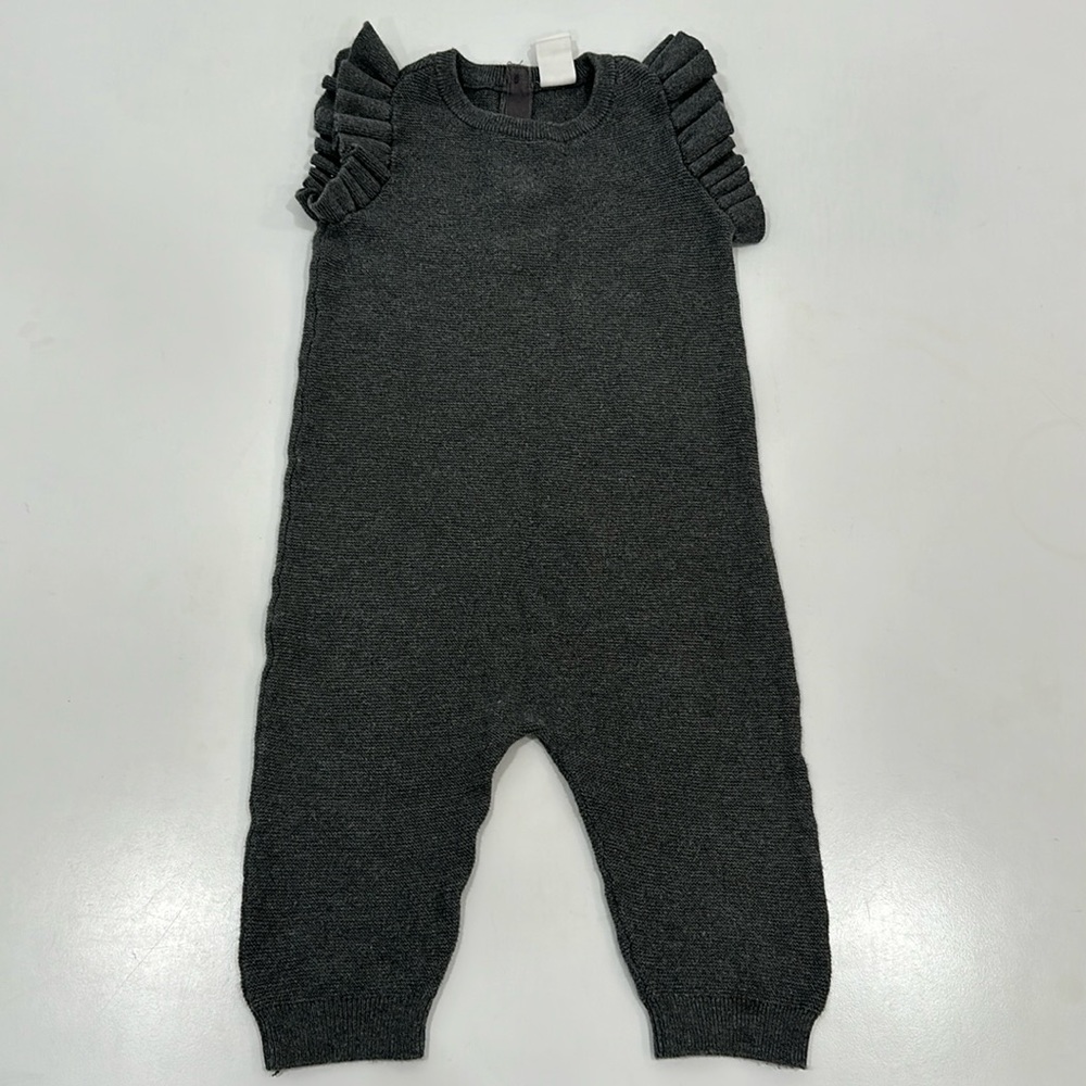 H&M organic cotton, cute onesies color gray. Size 9-12M. Very good condition.
